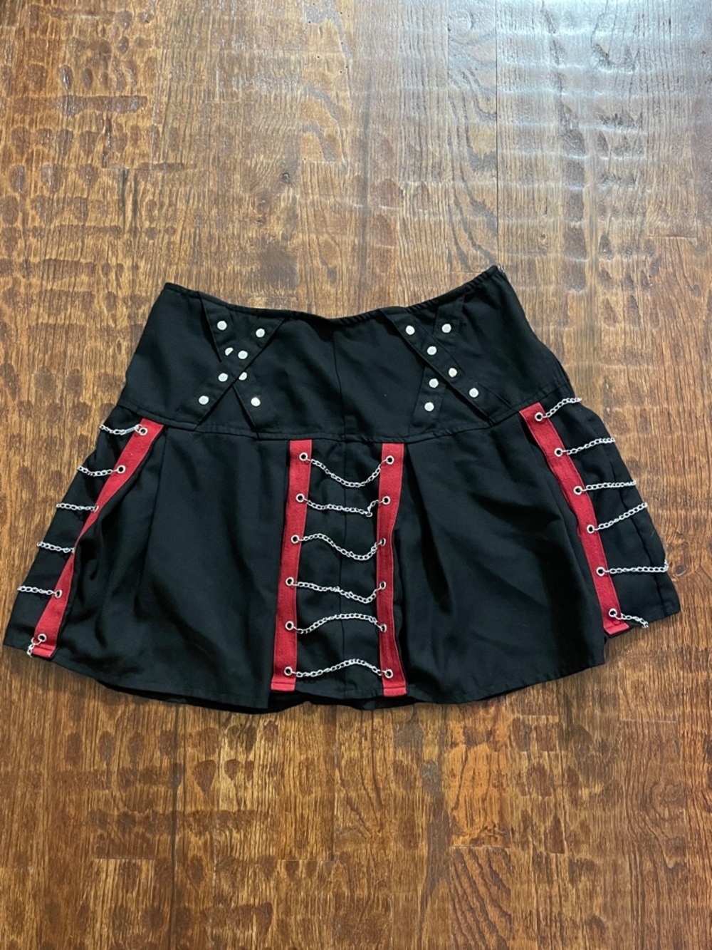 Black and Red Chain-Detail Skater Mini Skirt - Picture 5 of 11